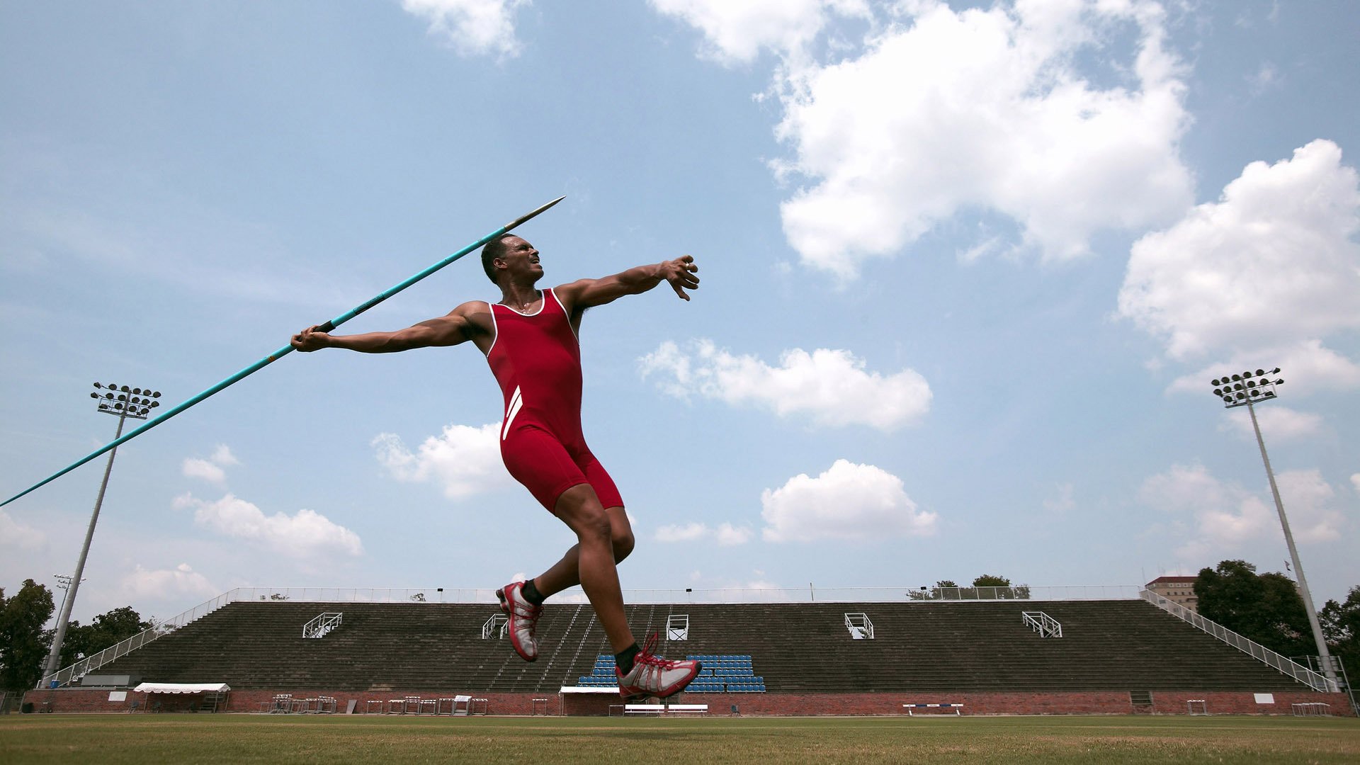 内线补强成转会首要任务,俱乐部加快谈判步伐,谋求新赛季突破