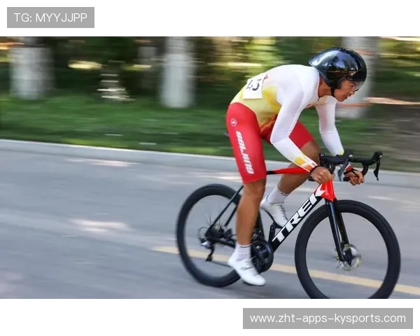 自行车队在冲刺训练中保持高强度输出